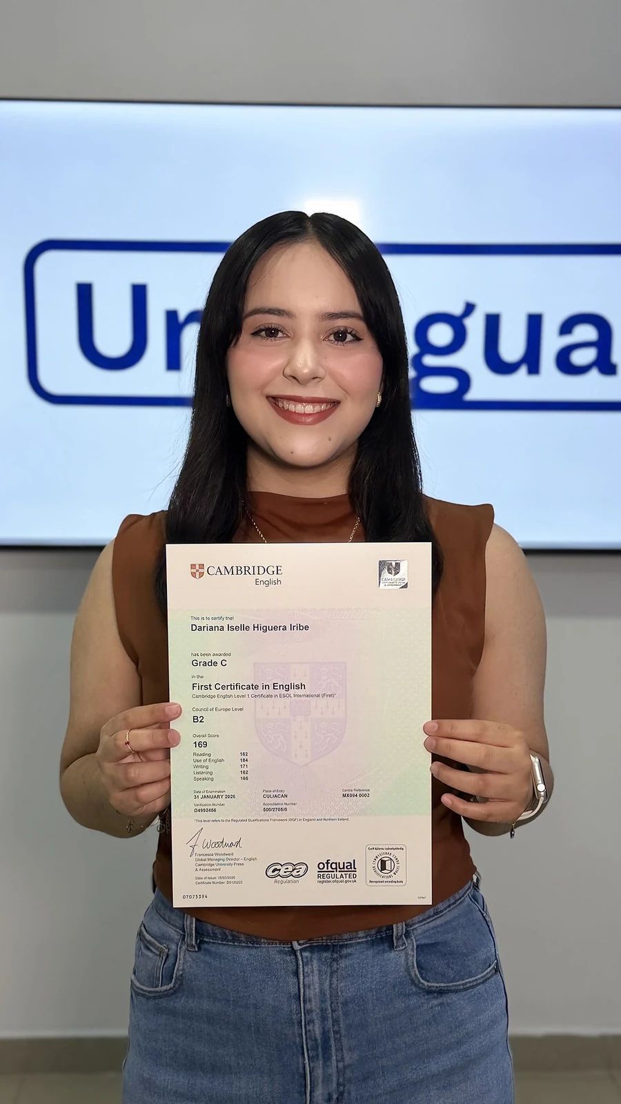 Estudiante de Unilingua mostrando su certificado Cambridge