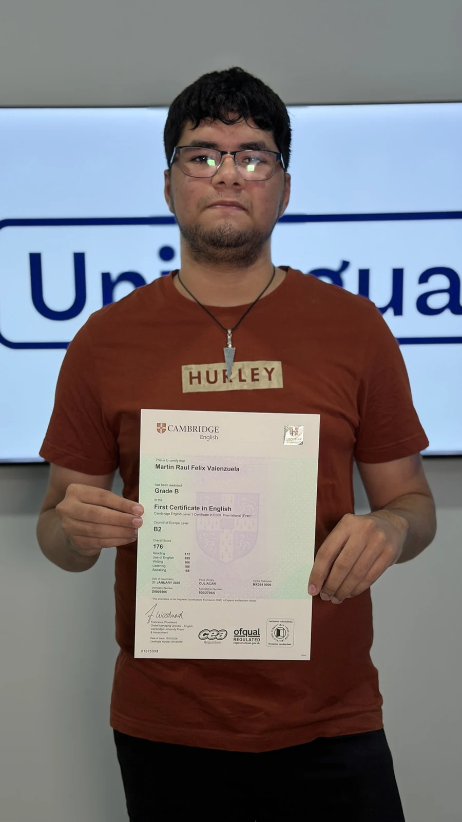 Estudiante de Unilingua mostrando su certificado Cambridge