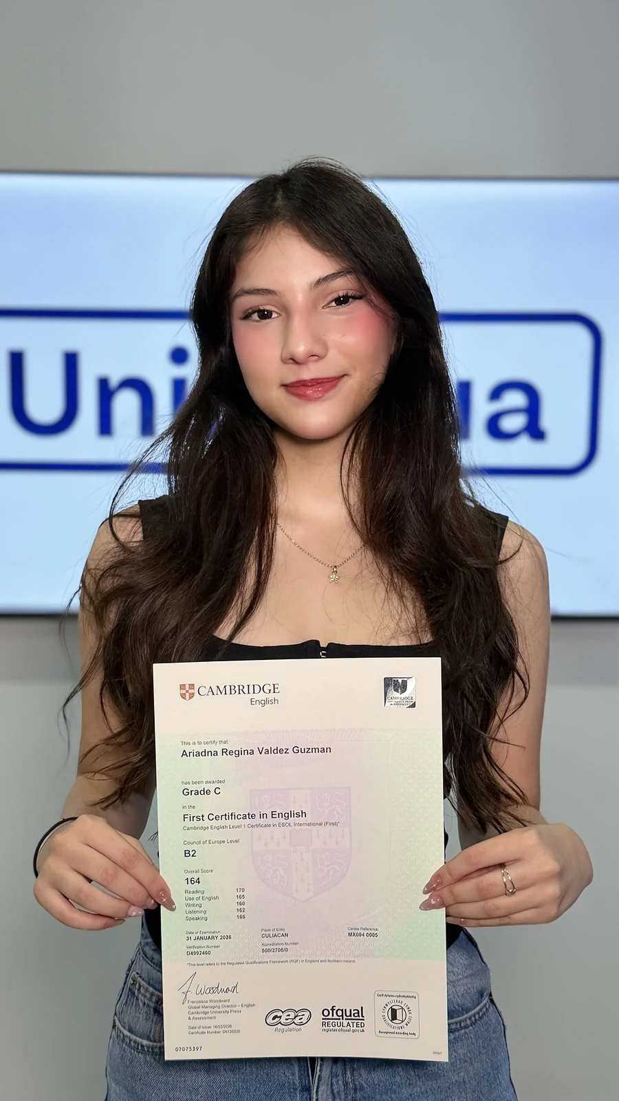 Estudiante de Unilingua mostrando su certificado Cambridge