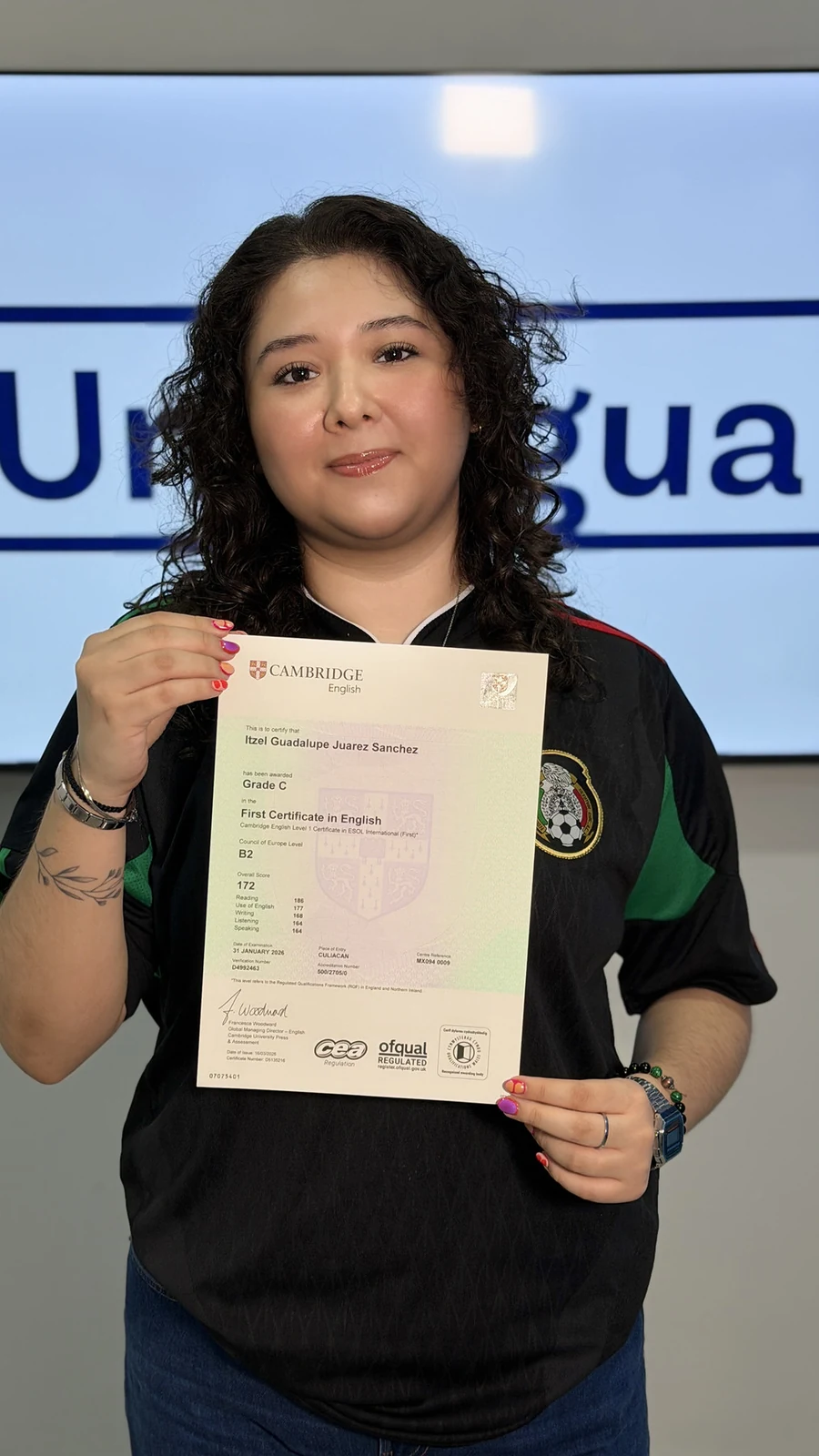 Estudiante de Unilingua mostrando su certificado Cambridge