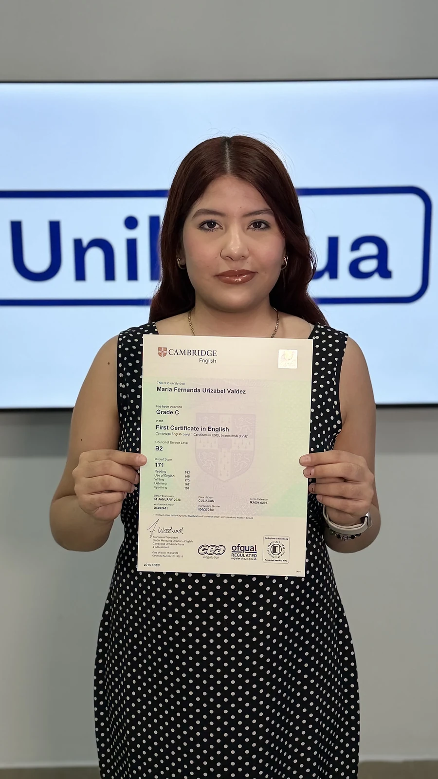 Estudiante de Unilingua mostrando su certificado Cambridge