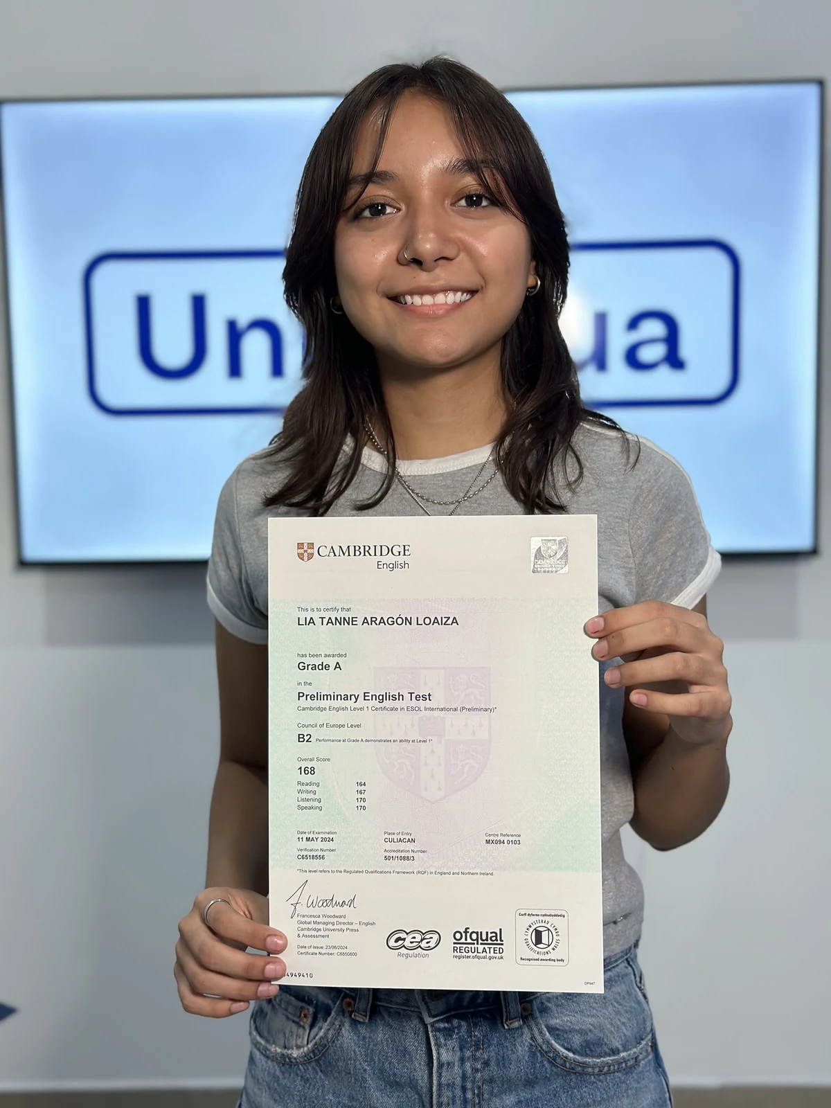 Estudiante de Unilingua mostrando su certificado Cambridge