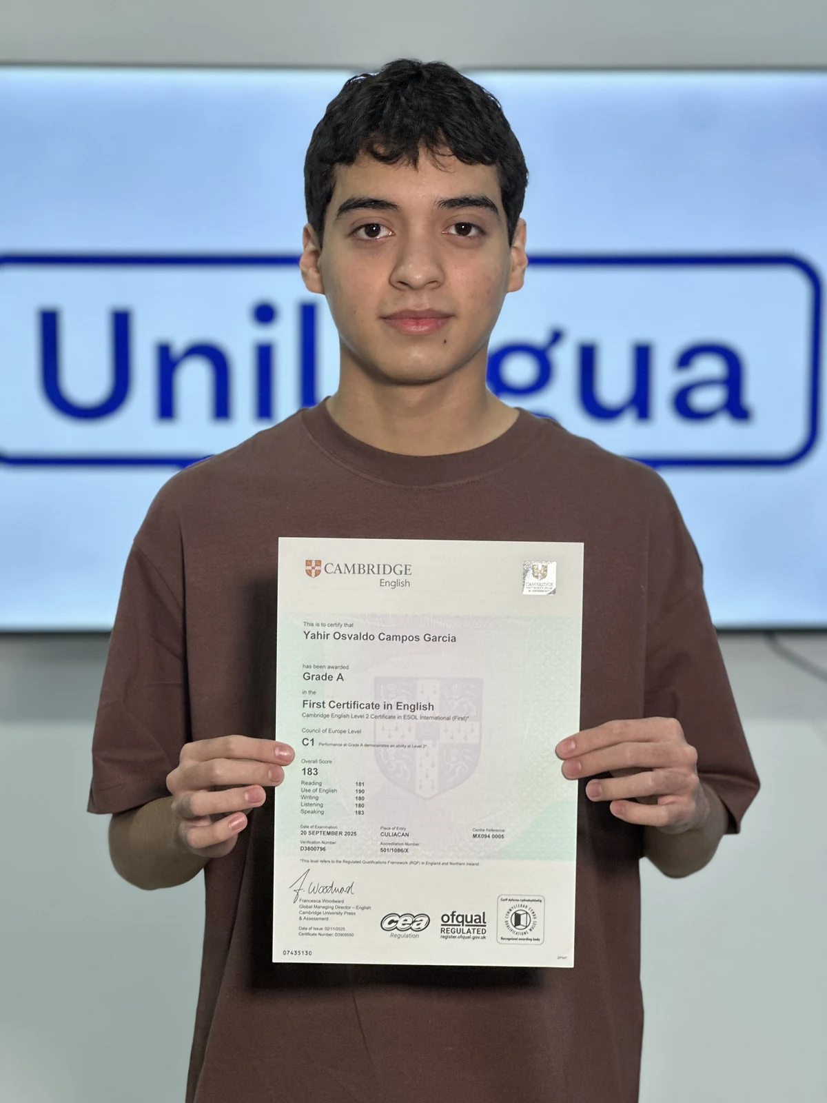Estudiante de Unilingua mostrando su certificado Cambridge