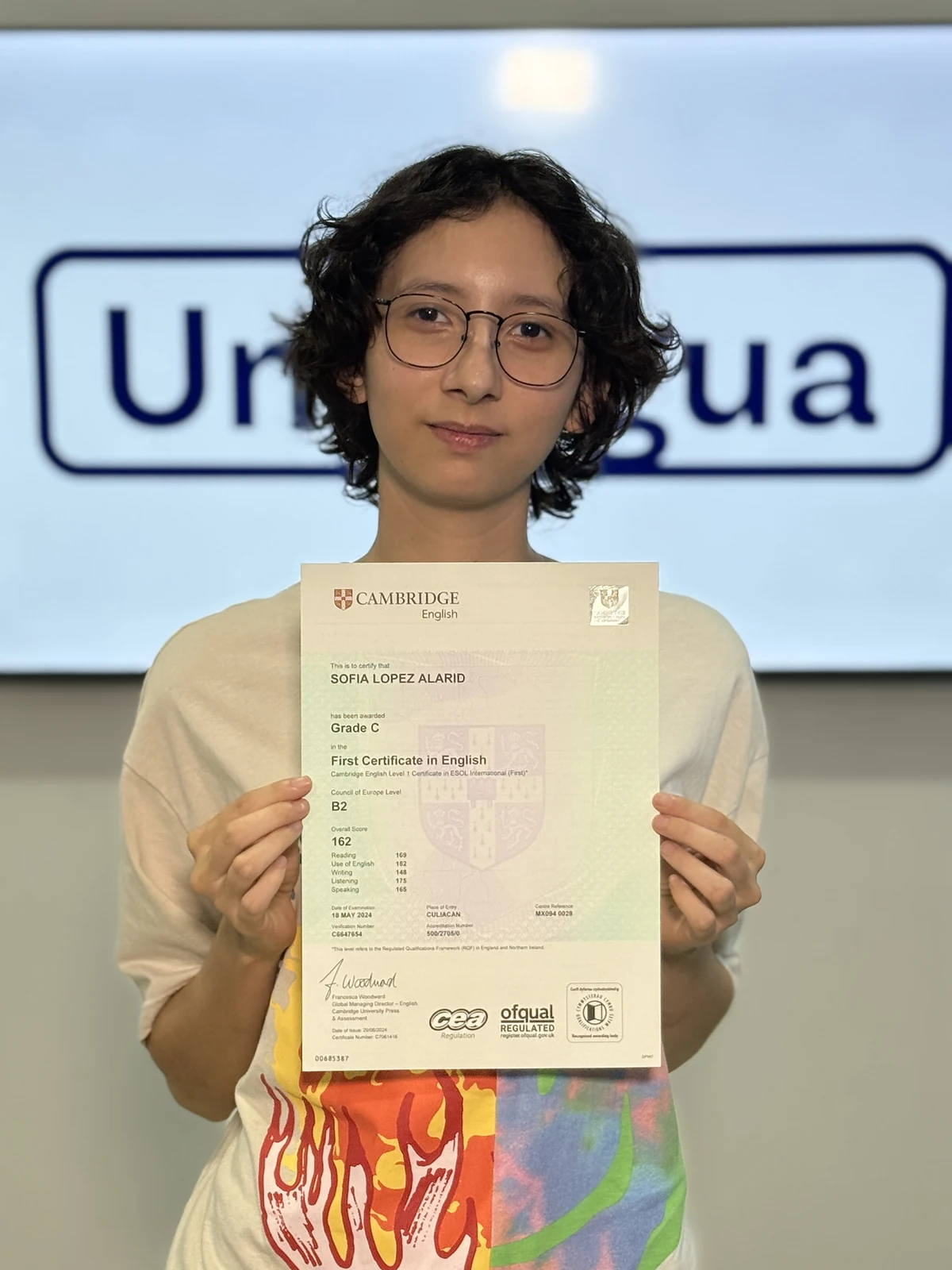 Estudiante de Unilingua mostrando su certificado Cambridge