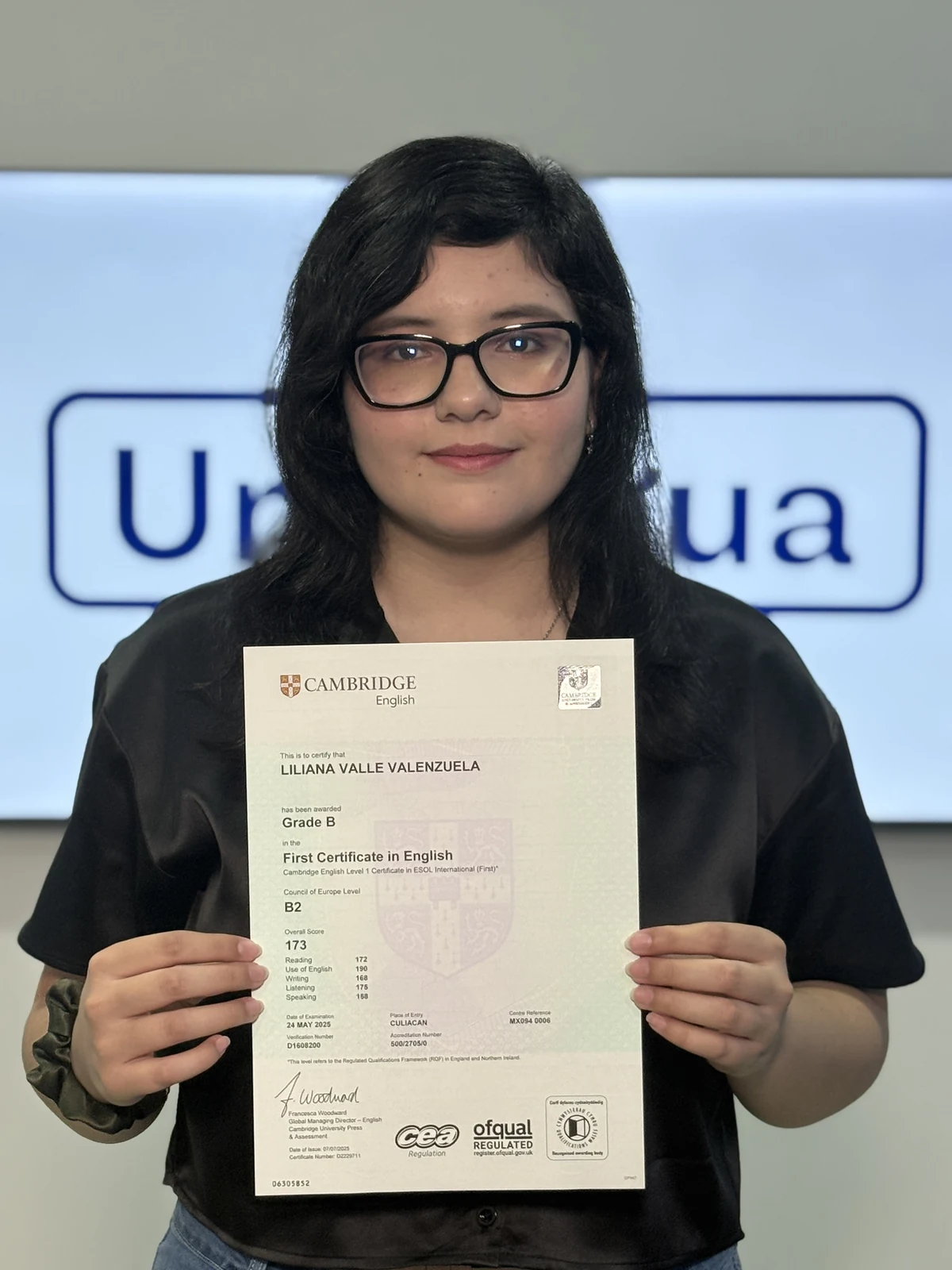 Estudiante de Unilingua mostrando su certificado Cambridge