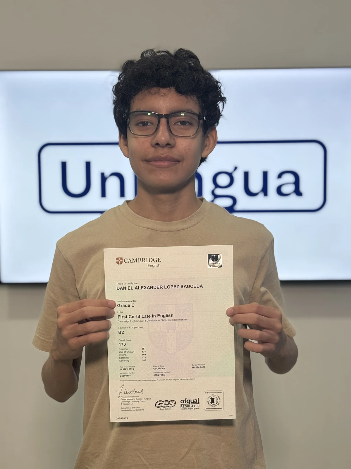 Estudiante de Unilingua mostrando su certificado Cambridge