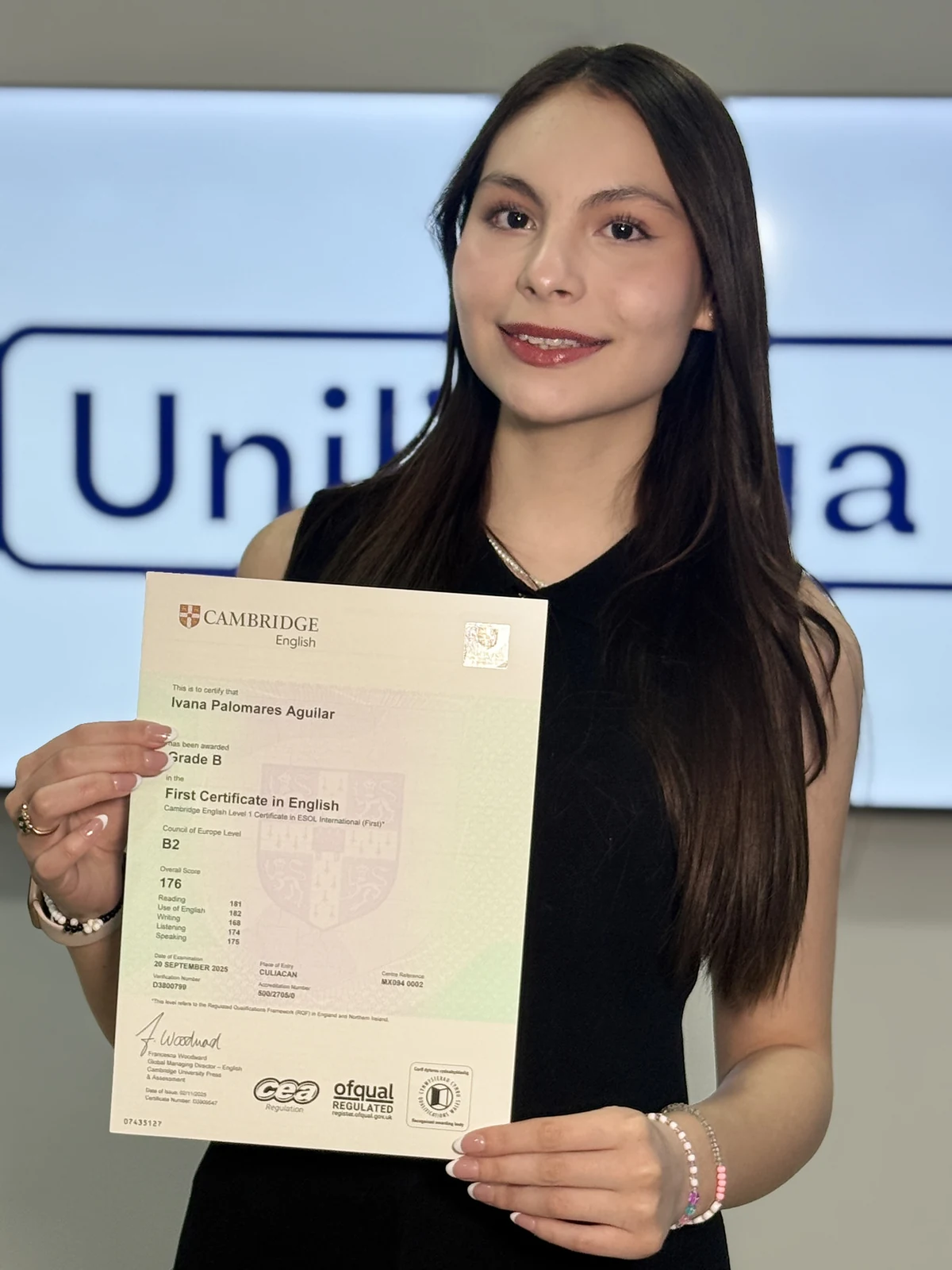 Estudiante de Unilingua mostrando su certificado Cambridge