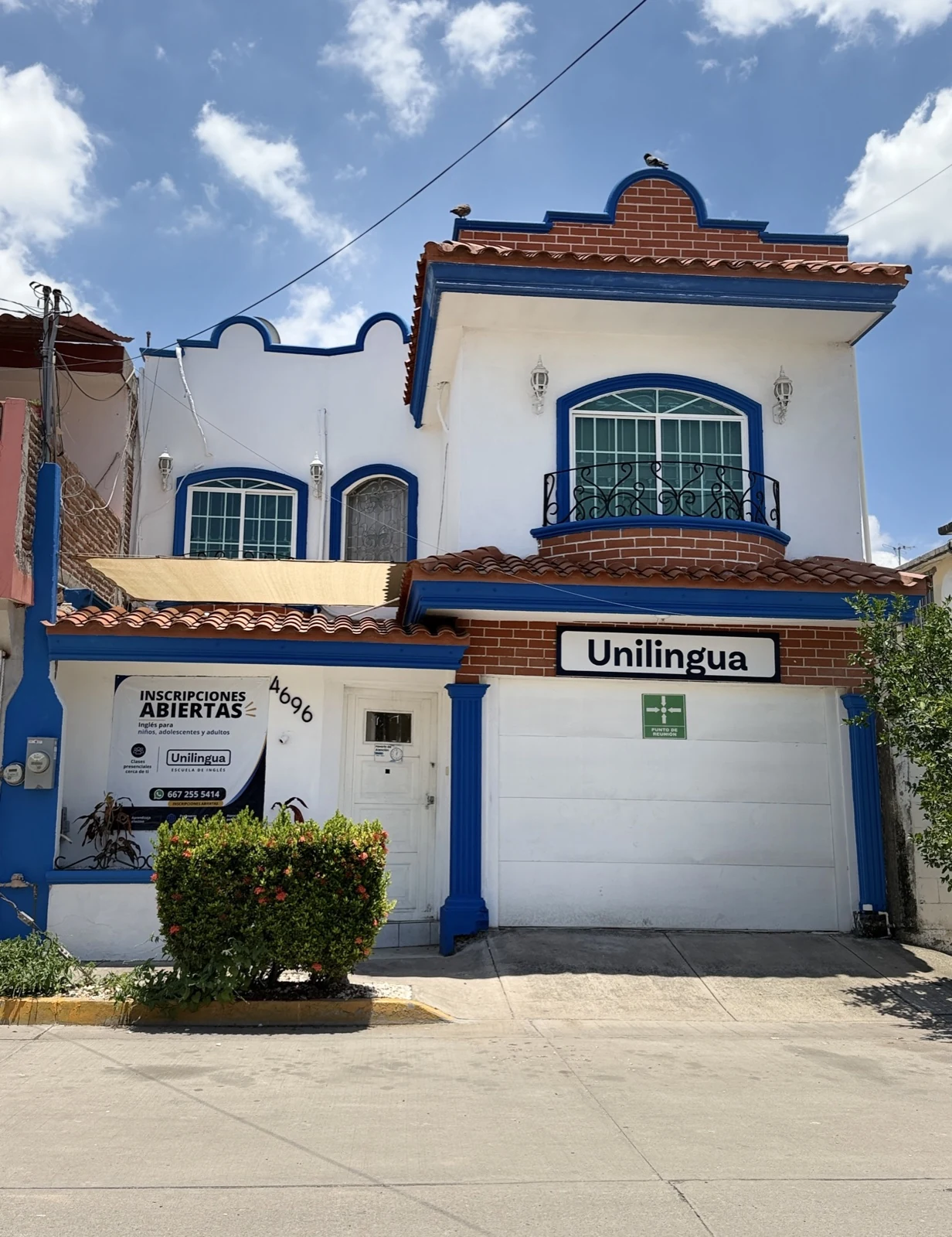 Fachada completa de Jardines Extensión