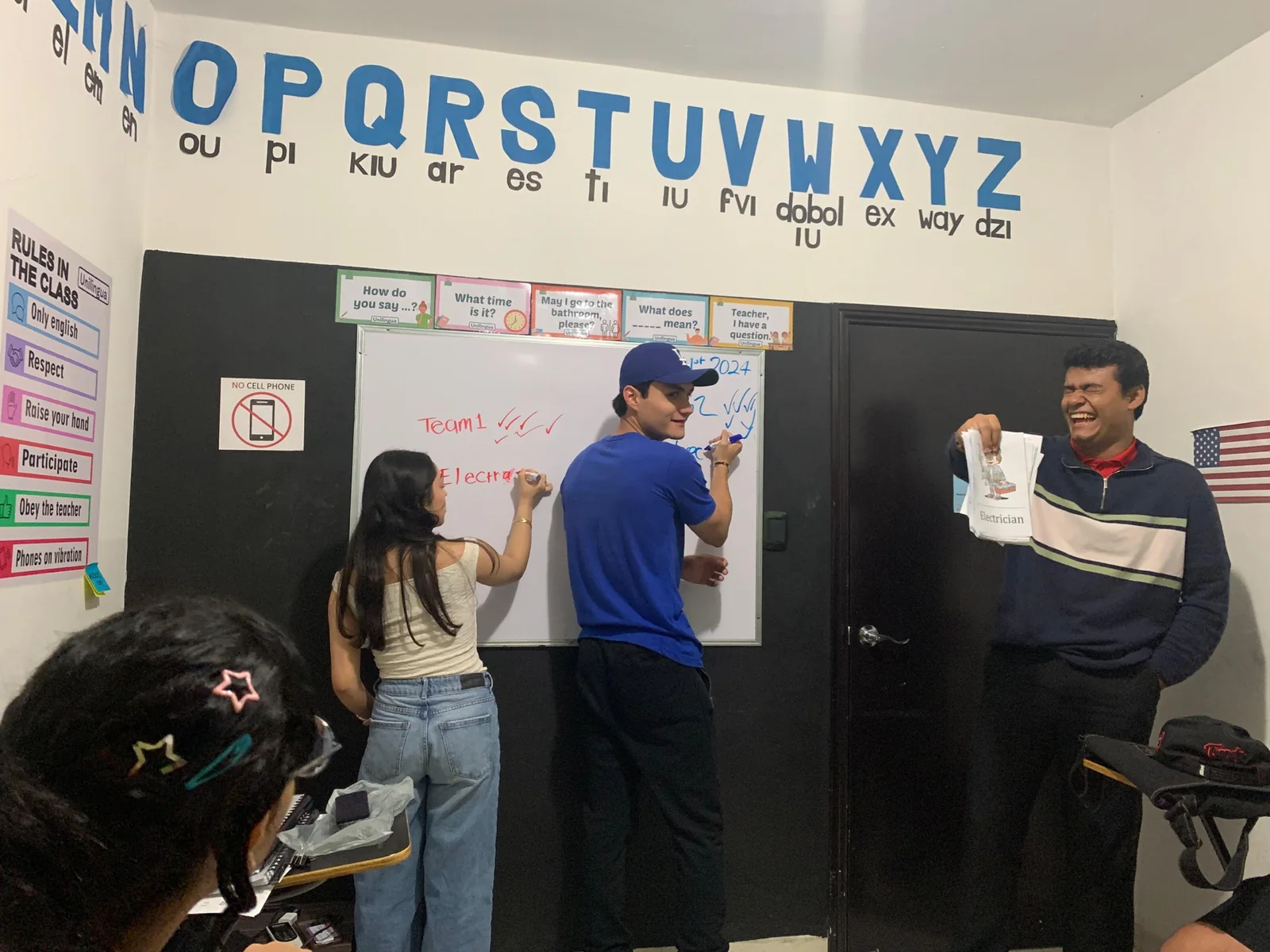 Jóvenes participando y riendo durante una dinámica de inglés