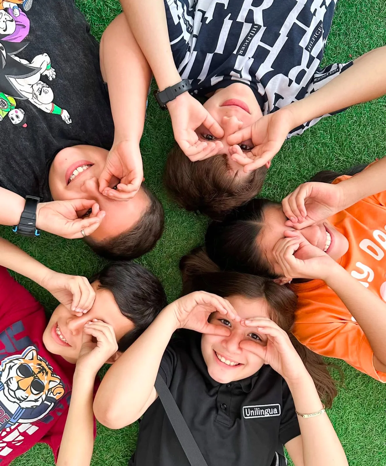 Alumnos Kids de Unilingua sonriendo juntos durante una actividad