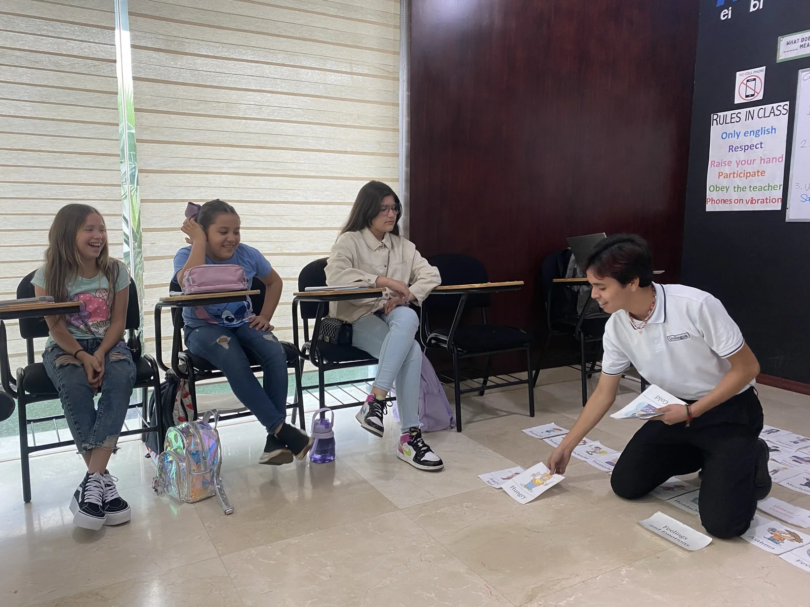 Clase actual de Unilingua con estudiantes aprendiendo mediante una actividad