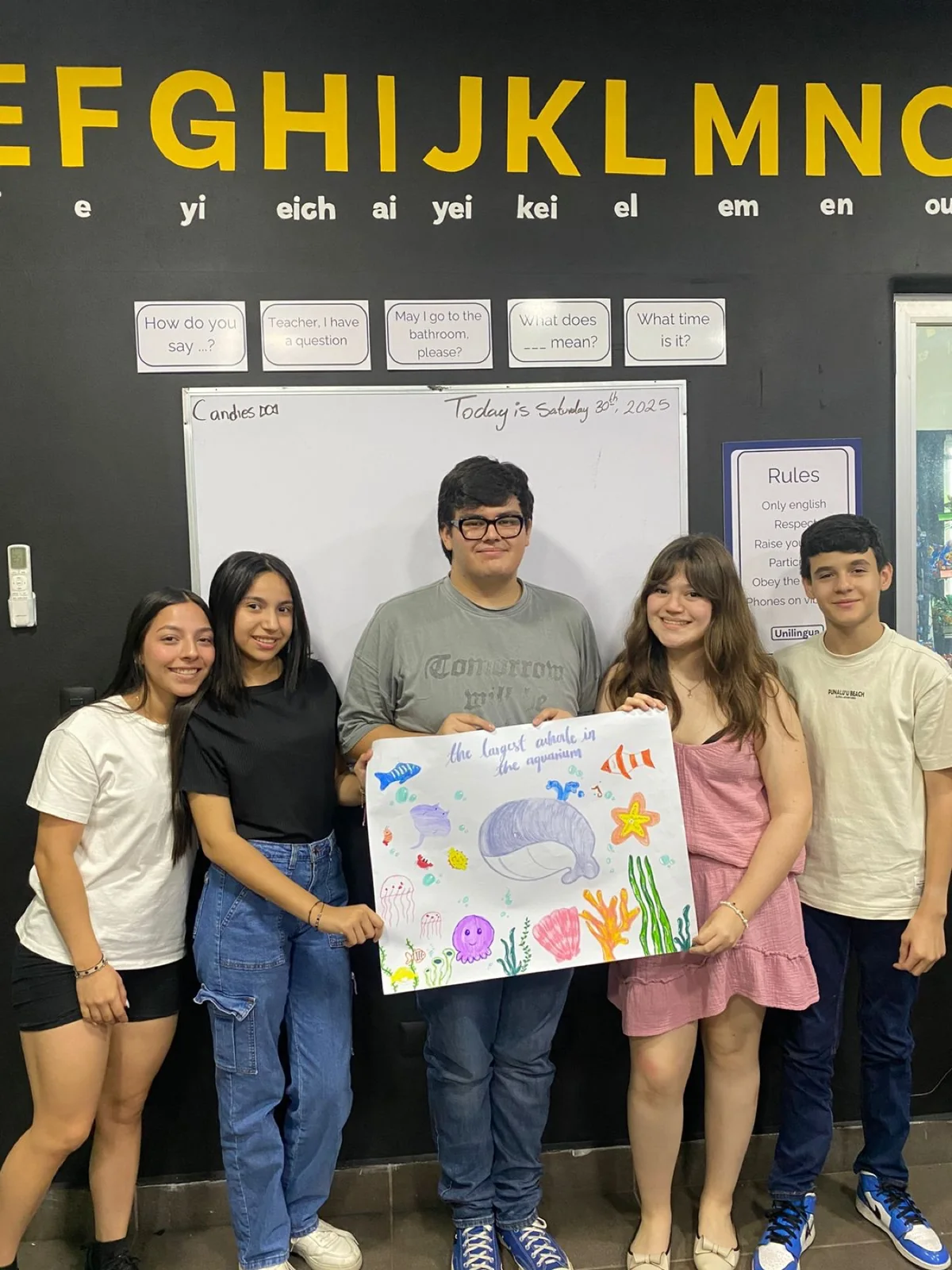 Adolescentes de Unilingua compartiendo un proyecto realizado en clase