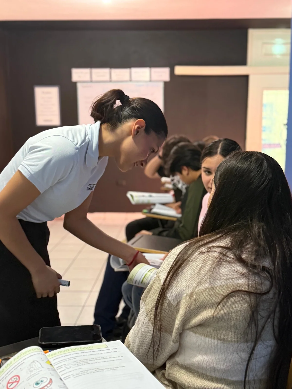 Docente de Unilingua orientando personalmente a una alumna durante la clase
