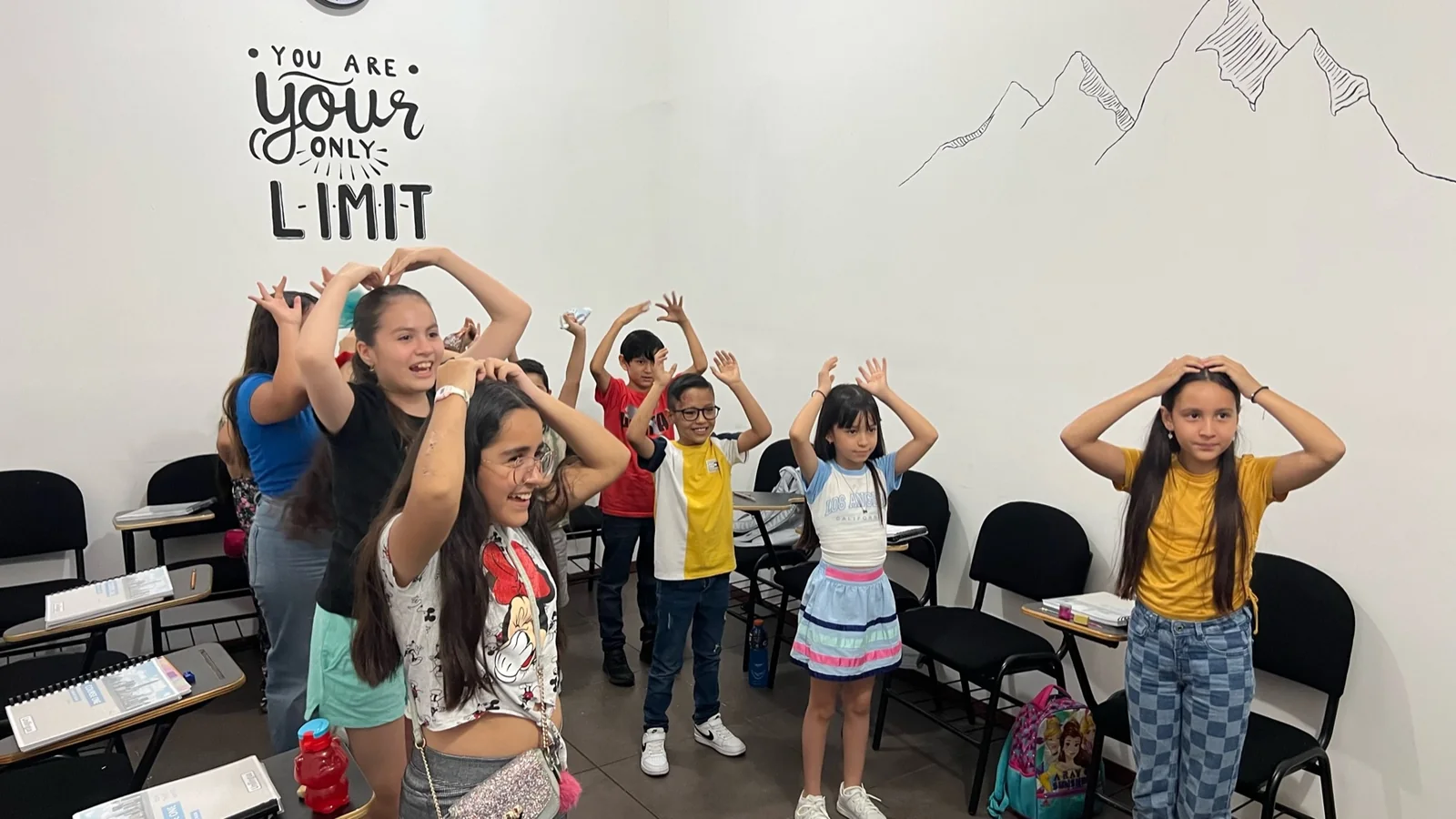 Alumnos Kids participando en una dinámica de inglés en el aula